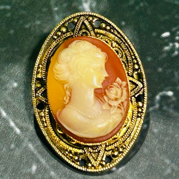 Gold Cameo Brooch - Picture 4 of 7